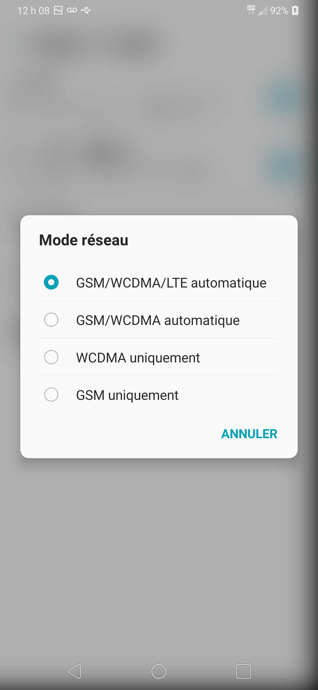Touchez lʼoption désirée (p. ex., GSM/WCDMA/LTE automatique).