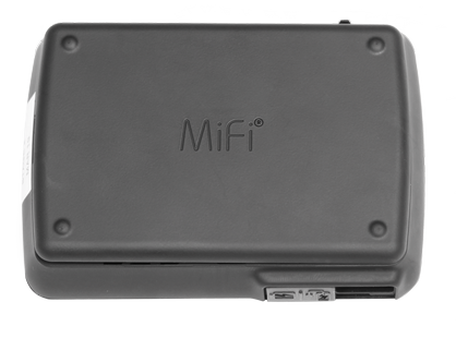 À l’aide du pouce ou d’un autre doigt, levez le couvercle arrière au moyen de la petite encoche située à gauche du Novatel Wireless MiFi 6630.